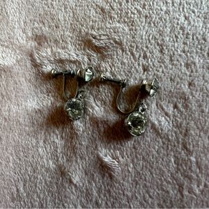 Vintage clip-on earrings 🌸